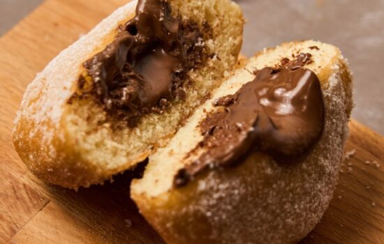 GIORNATA MONDIALE DEL CIOCCOLATO: FABIO TUCCILLO LA CELEBRA CON I SUOI BOMBOLONI E LA RICETTA DA UN MILIONE E MEZZO DI VISUALIZZAZIONI