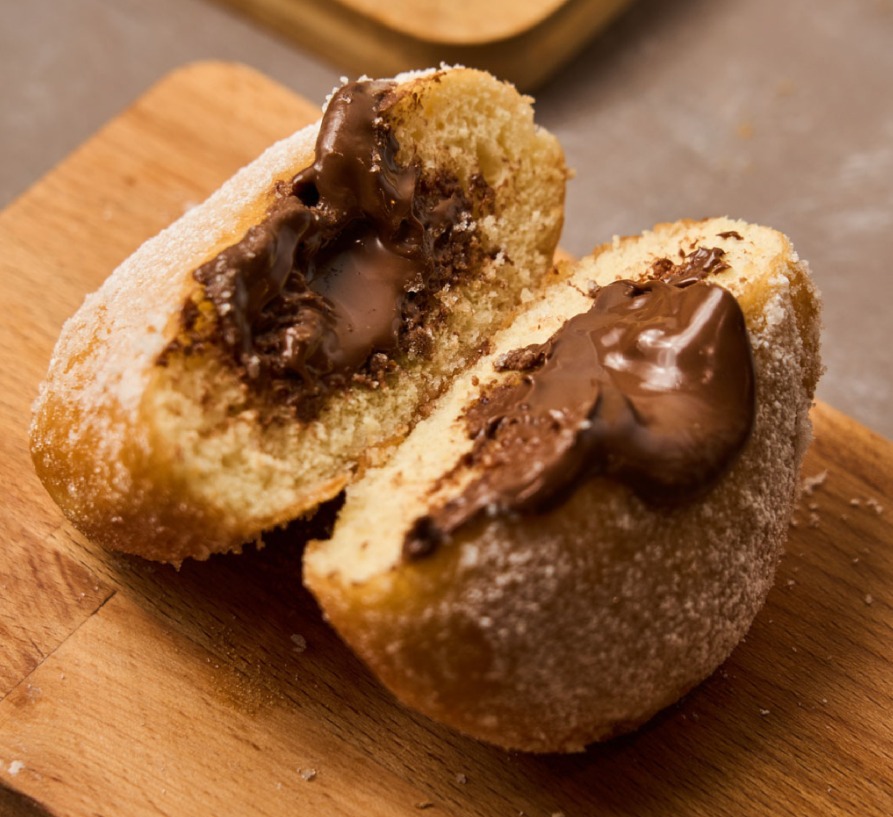 GIORNATA MONDIALE DEL CIOCCOLATO: FABIO TUCCILLO LA CELEBRA CON I SUOI BOMBOLONI E LA RICETTA DA UN MILIONE E MEZZO DI VISUALIZZAZIONI